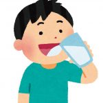 水を飲む少年のイラスト