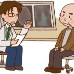 医者から診断結果を聞く年配の男性