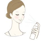 化粧水を顔に噴霧する女性