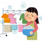 洗濯物と生乾き臭を気にする女性